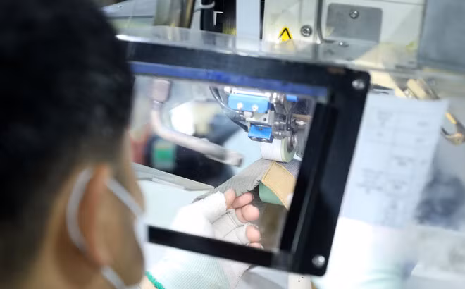 Producción de ropa deportiva de alta gama en la empresa Mensa. (Foto: VNA)