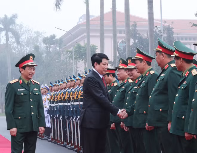 El presidente de Vietnam, Luong Cuong, saluda a los dirigentes del Ministerio de Defensa (Fuente: VNA) El presidente de Vietnam, Luong Cuong, saluda a los dirigentes del Ministerio de Defensa (Fuente: VNA)