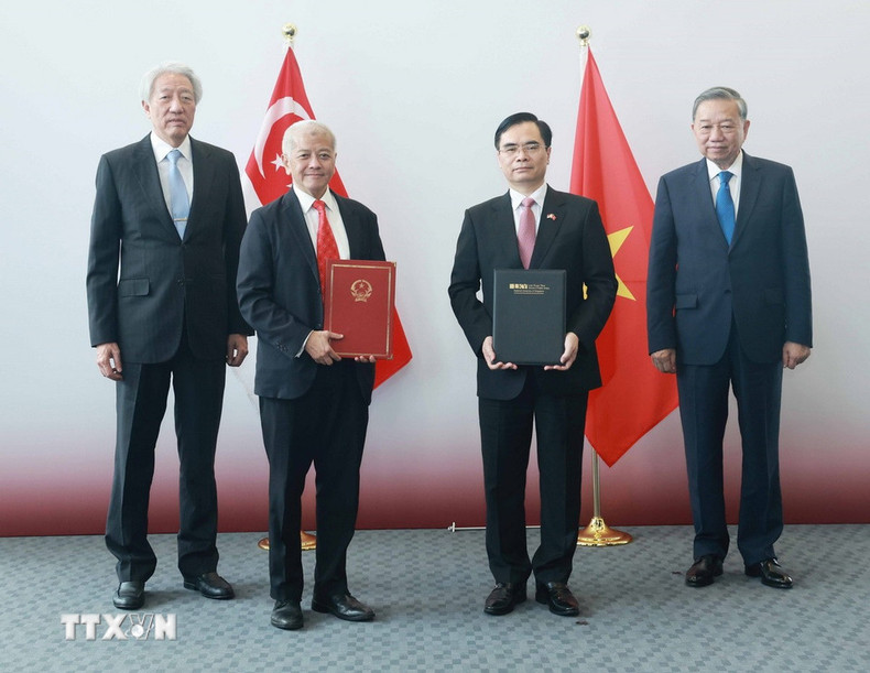 El secretario general del PCV, To Lam, presencia la ceremonia de firma de un acuerdo de cooperación entre la Academia Nacional de Administración Pública Ho Chi Minh y la Escuela de Políticas Públicas Lee Kuan Yew de la Universidad Nacional de Singapur. (Foto:VNA) El secretario general del PCV, To Lam, presencia la ceremonia de firma de un acuerdo de cooperación entre la Academia Nacional de Administración Pública Ho Chi Minh y la Escuela de Políticas Públicas Lee Kuan Yew de la Universidad Nacional de Singapur. (Foto:VNA)