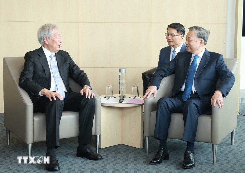 El secretario general del PCV, To Lam (derecha), y el ministro superior y ministro coordinador de Seguridad Nacional de Singapur, Teo Chee Hean, en el evento. (Foto: VNA) El secretario general del PCV, To Lam (derecha), y el ministro superior y ministro coordinador de Seguridad Nacional de Singapur, Teo Chee Hean, en el evento. (Foto: VNA)