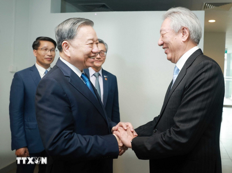 El secretario general del PCV, To Lam (derecha), y el ministro superior y ministro coordinador de Seguridad Nacional de Singapur, Teo Chee Hean, en el evento. (Foto: VNA) El secretario general del PCV, To Lam (derecha), y el ministro superior y ministro coordinador de Seguridad Nacional de Singapur, Teo Chee Hean, en el evento. (Foto: VNA)