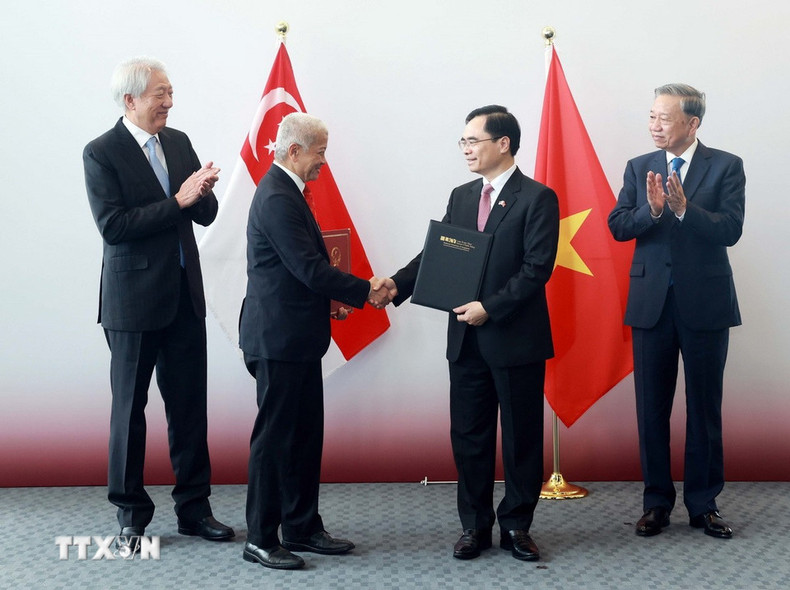 El secretario general del PCV, To Lam, presencia la ceremonia de firma de un acuerdo de cooperación entre la Academia Nacional de Administración Pública Ho Chi Minh y la Escuela de Políticas Públicas Lee Kuan Yew de la Universidad Nacional de Singapur. (Foto:VNA) El secretario general del PCV, To Lam, presencia la ceremonia de firma de un acuerdo de cooperación entre la Academia Nacional de Administración Pública Ho Chi Minh y la Escuela de Políticas Públicas Lee Kuan Yew de la Universidad Nacional de Singapur. (Foto:VNA)