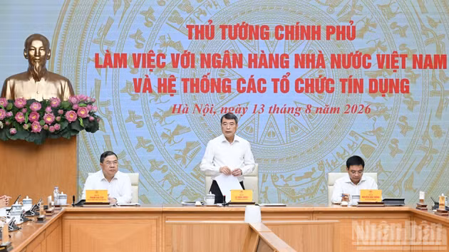 [Foto] Primer ministro de Vietnam sostiene encuentro con el Banco Estatal de Vietnam y sistemas de crédito