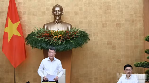 [Foto] Premier de Vietnam dirige la reunión ordinaria del Gobierno correspondiente a julio 