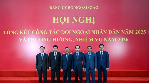 El miembro del Buró Político y permanente del Secretariado del Comité Central del Partido Comunista de Vietnam, Tran Cam Tu, y dirigentes del Ministerio de Relaciones Exteriores.