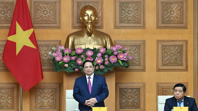El primer ministro de Vietnam, Pham Minh Chinh, interviene en la reunión.