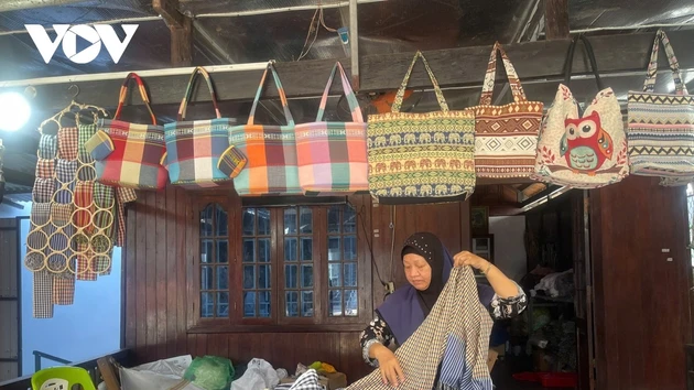 Oficio de tejido de brocado de la etnia Cham a orillas del río Hau