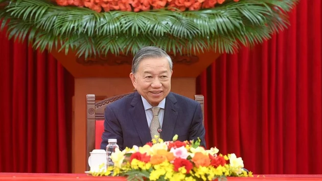 [Foto] Líder partidista sostiene conversación telefónica con primer ministro de Singapur