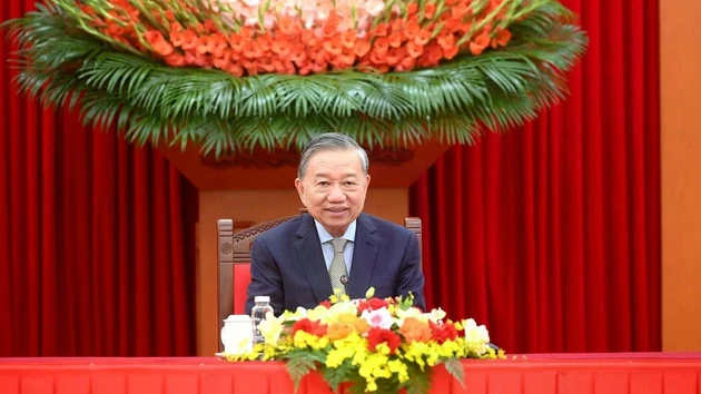 [Foto] Líder partidista de Vietnam sostiene conversación telefónica con presidente de Corea del Sur