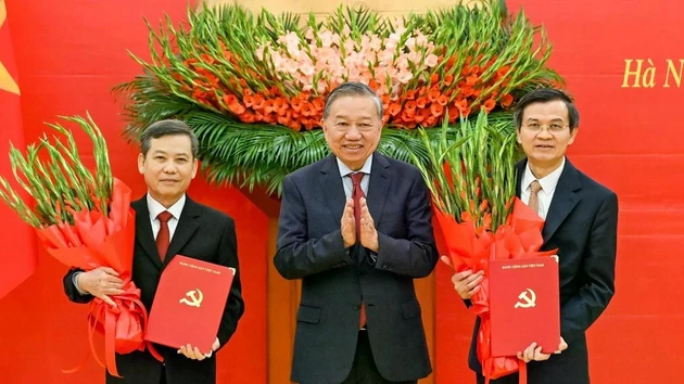 [Foto] Entregan decisión del Buró Político sobre la labor del personal