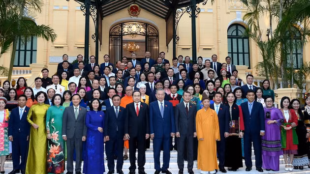 [Foto] Máximo dirigente de Vietnam se reúne con diputados de minorías étnicas 