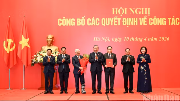 [Foto] Máximo dirigente de Vietnam anuncia decisiones del Buró Político sobre trabajo del personal