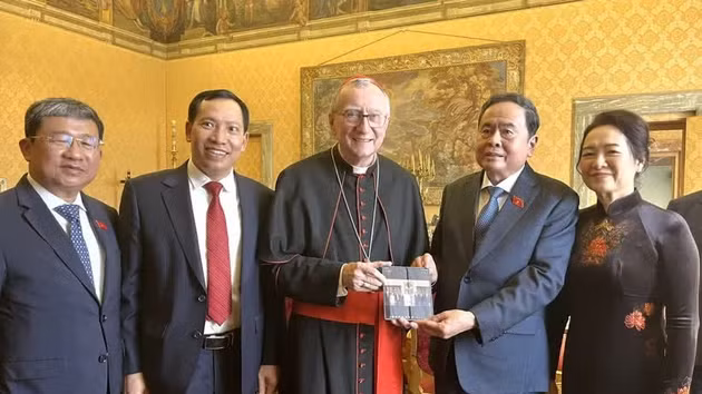 El presidente de la ANV, Tran Thanh Man, y su esposa posan para una foto de recuerdo con el Secretario de Estado de la Santa Sede, el cardenal Pietro Parolin, y realizan el intercambio de obsequios. (Foto: VNA)