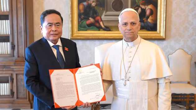 El presidente de la ANV, Tran Thanh Man, entrega al Papa León XIV la carta del secretario general del Partido Comunista de Vietnam y presidente de la República, To Lam.