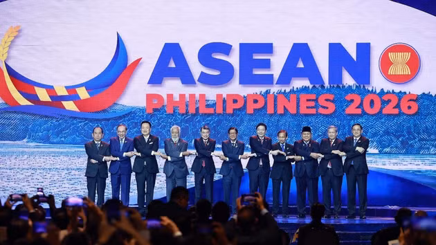 El primer ministro vietnamita, Le Minh Hung, junto con los jefes de delegación de los países miembros de la Asean, participa en la sesión inaugural de la 48ª Cumbre de la Asean. (Foto: Duong Giang/VNA)