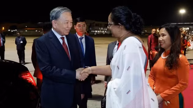 La primera ministra de Sri Lanka, Harini Amarasuriya, recibe al secretario general del PCV y presidente de Vietnam, To Lam, en el Aeropuerto Internacional de Bandaranaike. (Foto: Thong Nhat/VNA)