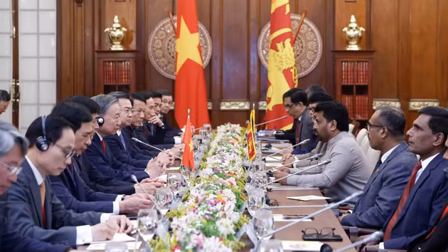 El secretario general del PCV y presidente de Vietnam, To Lam, y el presidente de Sri Lanka, Anura Kumara Dissanayake, sostienen conversaciones. (Foto: Thong Nhat/VNA)