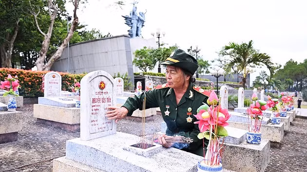 La señora Nguyen Thi Nho, de Cam Lo, en la provincia de Quang Tri, rinde homenaje a sus compañeros en el Cementerio Nacional de Mártires de la Ruta 9.