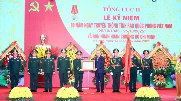 El secretario general del PCV y secretario de la Comisión Militar Central, To Lam, entrega la Orden de Ho Chi Minh al Departamento General II del Ministerio de Defensa.