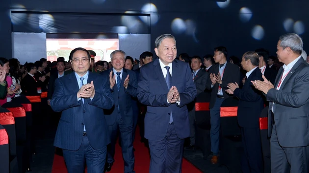 El secretario general del PCV, To Lam, y el primer ministro Pham Minh Chinh asisten al acto de inicio de la construcción de la fábrica de chips semiconductores de alta tecnología del Grupo Militar de Industria y Telecomunicaciones, Ministerio de Defensa. 