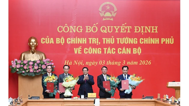 El primer ministro Pham Minh Chinh entrega las decisiones y felicita a los funcionarios nombrados.