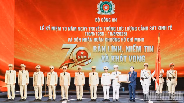 [Foto] Dirigentes vietnamitas asisten al acto por 70º aniversario de la Fuerza de Policía Económica
