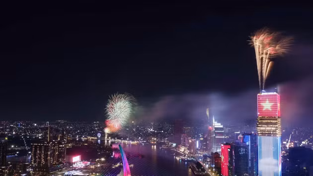 [Foto] Fuegos artificiales iluminan el cielo de Ciudad Ho Chi Minh en celebración del 51º aniversario de Liberación del Sur y Reunificación Nacional