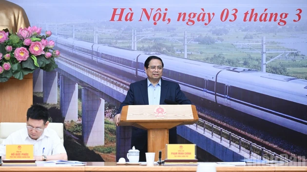 El primer ministro Pham Minh Chinh preside la reunión. (Foto: VNA)