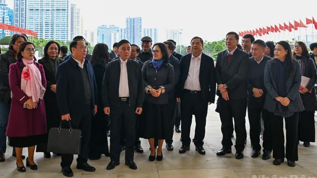 Tran Cam Tu y los delegados inspeccionan los preparativos del XIV Congreso Nacional del PCV en el Centro Nacional de Convenciones.