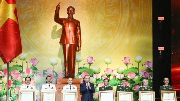 El secretario general del Partido Comunista de Vietnam, To Lam, entrega el título de Héroe de las Fuerzas Armadas Populares a siete colectivos.