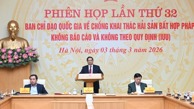 El primer ministro Pham Minh Chinh habla en la reunión.