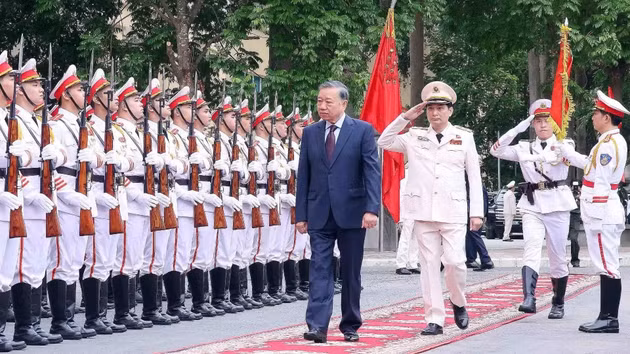 El secretario general del PCV y presidente del Estado, To Lam, pasa revista a la Guardia de Honor de la Seguridad Pública Popular.