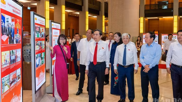 El presidente de la AN, Tran Thanh Man, y los delegados visitan la exposición organizada al margen del Foro.