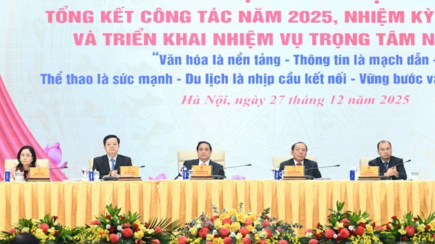 El primer ministro Pham Minh Chinh asiste y preside la conferencia.