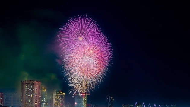 Deslumbrante espectáculo pirotécnico artístico celebra el 80º aniversario del éxito de la Revolución de Agosto (19 de agosto) y el Día Nacional de Vietnam (2 de septiembre). (Foto: VNA)
