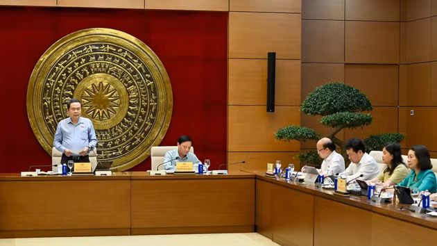 El presidente de la ANV, Tran Thanh Man, pronuncia un discurso de orientación en la reunión de trabajo con el Comité Permanente de la Comisión de Leyes y Justicia.