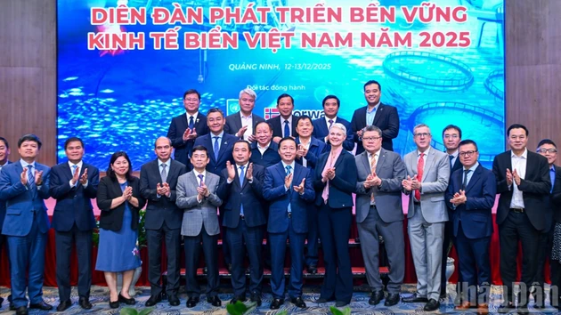 Los delegados se toman una foto de recuerdo.