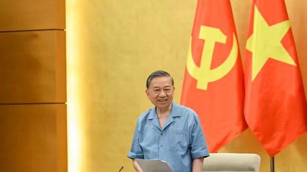 El secretario general del PCV y presidente del país, To Lam, jefe de la delegación número 10 de inspección y supervisión del Buró Político, pronuncia las conclusiones de la reunión. (Foto: DUY LINH)