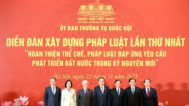 El presidente del Parlamento, Tran Thanh Man, y los delegados en el foro.