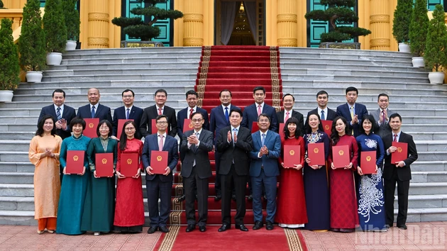 El presidente Luong Cuong junto a los embajadores nombrados y los delegados asistentes.