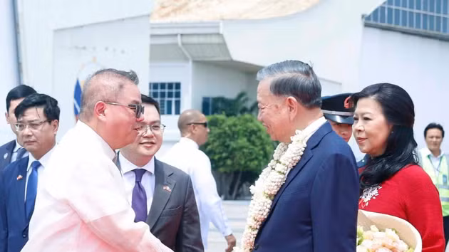 El secretario general del PCV y presidente de Vietnam, To Lam, y su esposa llegan a Manila para iniciar una visita de Estado a Filipinas. (Foto: Thong Nhat/VNA)