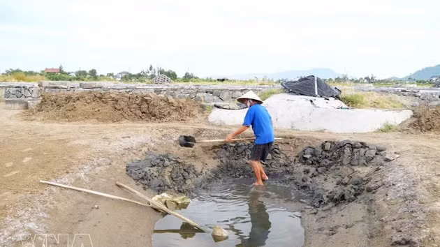 Habitantes excavan estanques para almacenar el agua salada conducida desde el mar. (Foto: VNA)