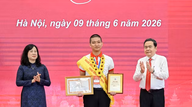 [Foto] Dirigente legislativo de Vietnam asiste a ceremonia para honrar a destacados donantes de sangre