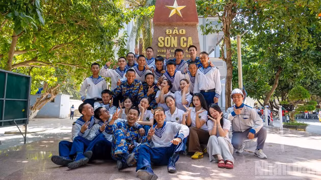 [Foto] Jóvenes llevan arte y energía a Truong Sa