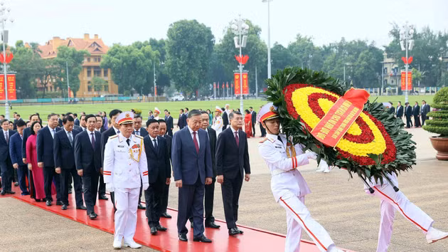La delegación del Comité Central del PCV deposita una ofrenda floral y rinde homenaje al Presidente Ho Chi Minh en su Mausoleo. (Foto: An Dang/VNA)