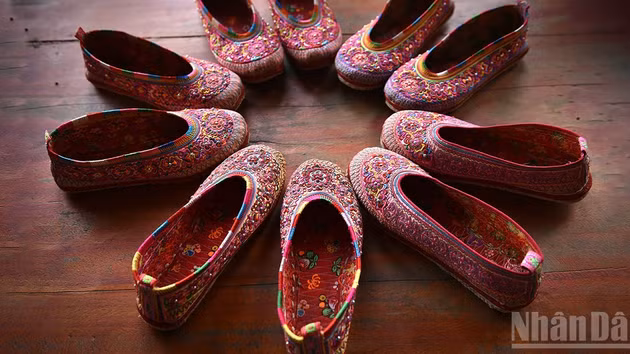 [Fotos] Preservan oficio tradicional de confección de zapatos bordados en Dien Bien