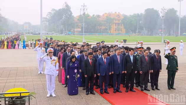  Los líderes del Partido y del Estado, junto con los delegados de la Asamblea Nacional, rinden tributo al Presidente Ho Chi Minh. 