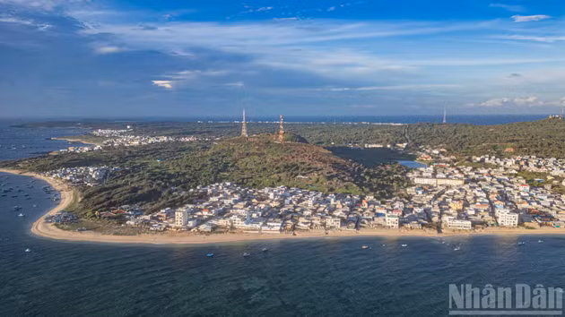 Phu Quy bajo el sol matinal tras días de mar agitado