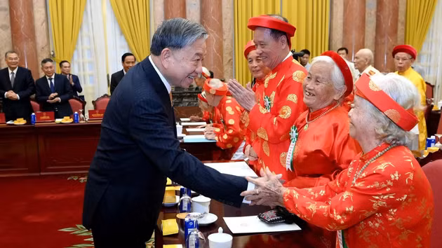 El máximo dirigente vietnamita sostiene un encuentro con 85 personas mayores ejemplares de todo el país.
