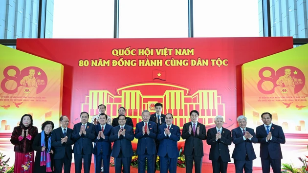 El secretario general del PCV, To Lam; el presidente del Estado, Luong Cuong; el primer ministro, Pham Minh Chinh; el presidente de la Asamblea Nacional, Tran Thanh Man; el miembro permanente del Secretariado del PCV, Tran Cam Tu, y los delegados en el acto. 